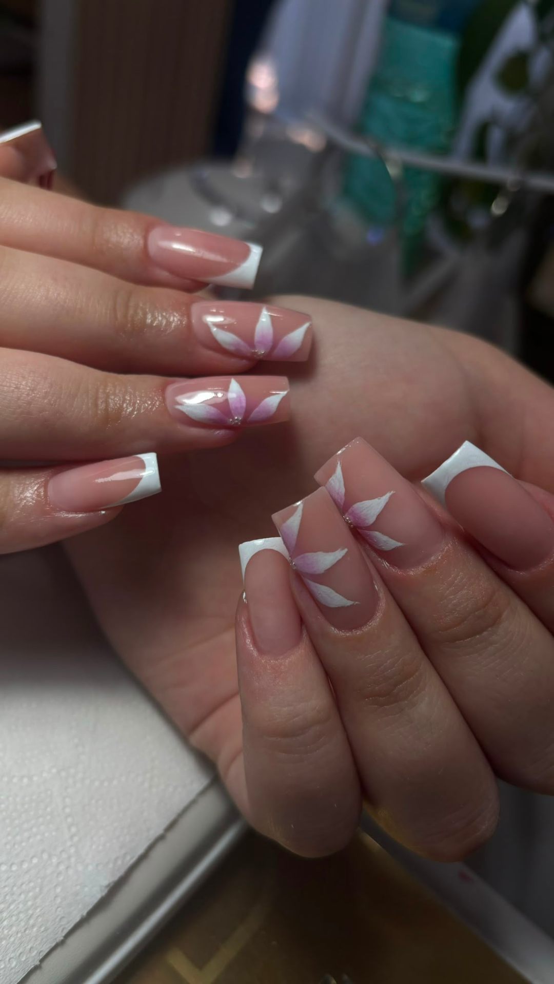 Nail art floreale rosa e bianco